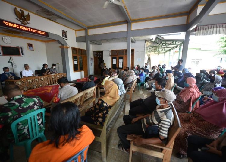 Sosialisasi terkait kegiatan verifikasi kerusakan rumah warga dilaksanakan di Desa Majakerta dengan melibatkan Muspika dan Pemda Indramayu, Sabtu (03/04/21). (fornews.co/ist/pertamina)