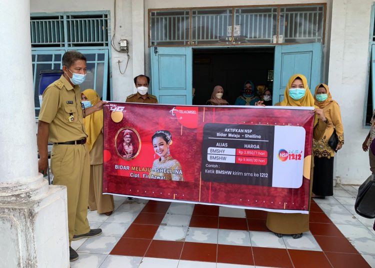 Royalti NSP Bidar Melaju diserahkan oleh Kepala Dharma Wanita Persatuan Pendidikan Provinsi Sumsel, Triani Reza Fahlevi kepada Kepala UPTD Panti Sosial Lanjut Usia Dinas Sosial (Dinsos) Provinsi Sumsel Edy Khaidir, Kamis (29/4/21). (istimewa)