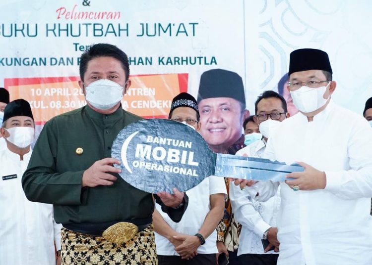 Gubernur Sumsel Herman Deru menghadiri launching Berjuta Shalawat di Pesantren Aulia Cendekia Kecamatan Talang Jambe, Palembang dan memberikan satu unit mobil untuk  operasional pesantren, Sabtu (10/4). (istimewa/Humas Pemprov Sumsel)