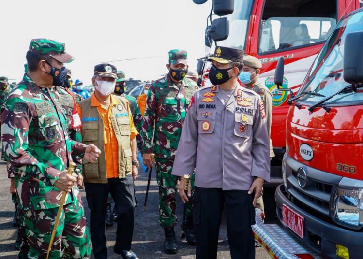 Gelar pasukan dan perlengkapan kesiapan operasi pencegahan dan penangangan kebakaran hutan dan lahan (karhutla) di Lanud SMH Palembang, Rabu (14/4/2021). (istimewa/Humas Pemprov Sumsel)