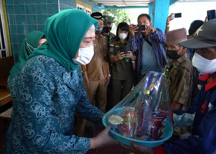 Ketua Tim Penggerak PKK Kabupaten Ogan Komering Ilir, Lindasari Iskandar menyerahkan bantuan kepada keluarga korban kebakaran di Desa Terusan Laut dan Desa Awal TerusanKecamatan SP Padang OKI, Senin (26/4/2021). (istimewa/kominfo OKI)