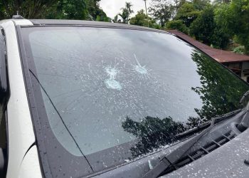 Mobil Isuzu DMax (Double Cabin) milik Victor Mambor yang diparkir di tepi jalan di samping rumahnya didapati telah dirusak oleh orang pada Rabu (21/4/2021). (istimewa/AJI Jayapura)