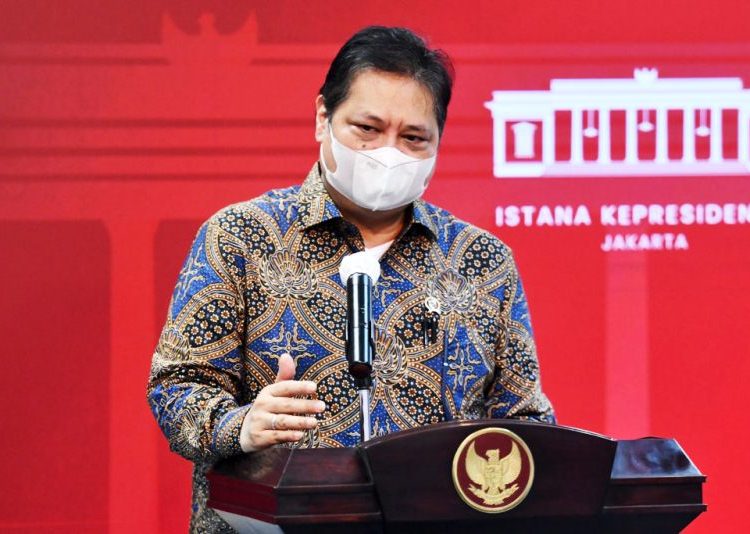 Ketua Komite Penanganan Covid-19 dan Pemulihan Ekonomi Nasional (KPCPEN) Airlangga Hartarto memberikan keterangan pers usai mengikuti Rapat Terbatas mengenai Penanganan Pandemi Covid-19, di Jakarta, Senin (24/5/2021). (fornews.co/humas setkab/rahmat)