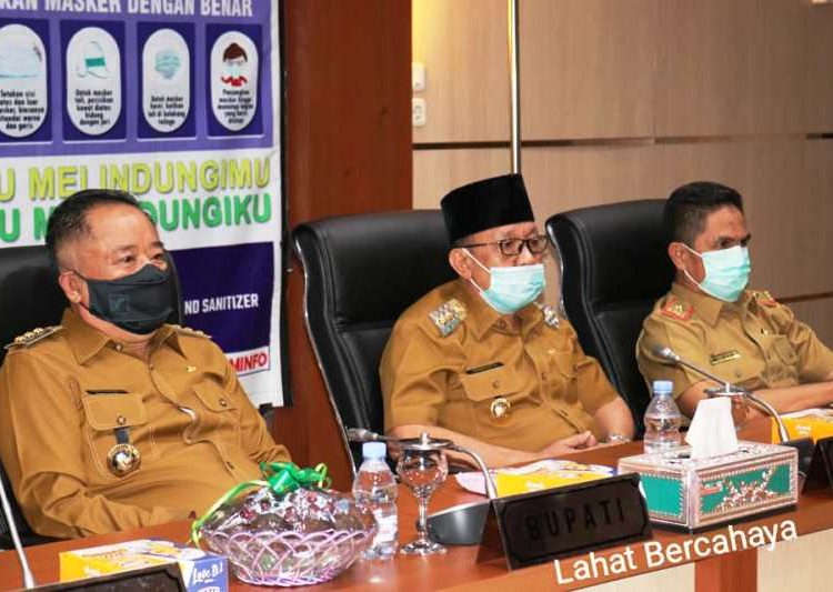 Bupati Lahat Cik Ujang didampingi Wakil Bupati Lahat Haryanto dan Pj Sekda Lahat Deswan Irsyad mengikuti Peringatan Hari Jadi ke-75 Provinsi Sumsel secara virtual, Selasa (18/5/2021). (fornews.co/kominfo lahat)