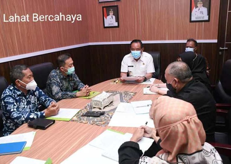 Bupati Lahat Cik Ujang saat menerima kunjungan manajemen STIK Bina Husada Palembang dalam rangka penjajakan kerja sama kedua belah pihak, Kamis (6/5/2021). (fornews.co/kominfo lahat)
