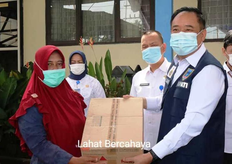 Bupati Lahat Cik Ujang menyerahkan bantuan peralatan produksi kepada pelaku IKM, Rabu (5/5/2021). (fornews.co/kominfo lahat)