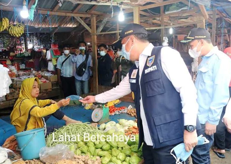 Bupati Lahat Cik Ujang membagikan masker ke pedagang di Pasar Lematang saat monitoring harga dan ketersediaan bahan pokok jelang Hari Raya Idulfitri 1442H, Rabu (5/5/2021). (fornews.co/kominfo lahat)