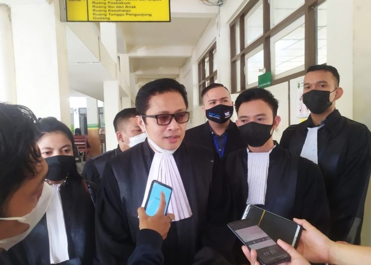 Darmadi Djufri bersama tim saat menanggapi pertanyaan media, usai mengajukan permohonan Praperadilan di Pengadilan Negeri Kelas 1A Palembang, Rabu (5/5/2021). (fornews.co/ist)