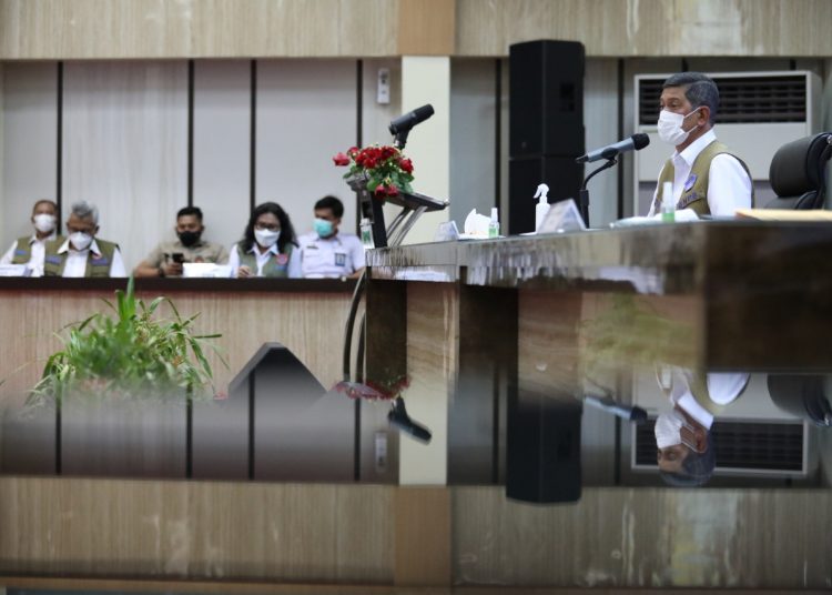 Ketua Satuan Tugas (Satgas) Penanganan COVID-19 Letjen TNI Dr. (H.C.) Doni Monardo (kanan) saat memberi arahan dalam Rapat Koordinasi Penanganan COVID-19 bersama jajaran Provinsi Sumatera Selatan, Kota Palembang, Rabu (5/5). (istimewa/Komunikasi Kebencanaan BNPB/Danung Arifin)