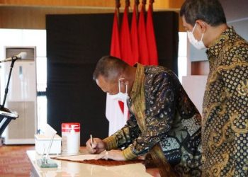 Ganip Warsito menandatangani berkas Sertijab Kepala BNPB disaksikan Doni Monardo di aula Sutopo Purwo Nugroho, Graha BNPB, Selasa (25/5/2021). (fornews.co/bnpb/alya faradilla)