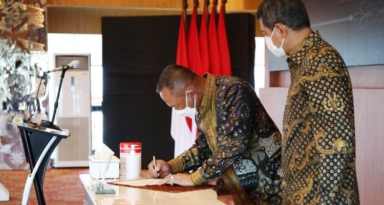 Ganip Warsito menandatangani berkas Sertijab Kepala BNPB disaksikan Doni Monardo di aula Sutopo Purwo Nugroho, Graha BNPB, Selasa (25/5/2021). (fornews.co/bnpb/alya faradilla)