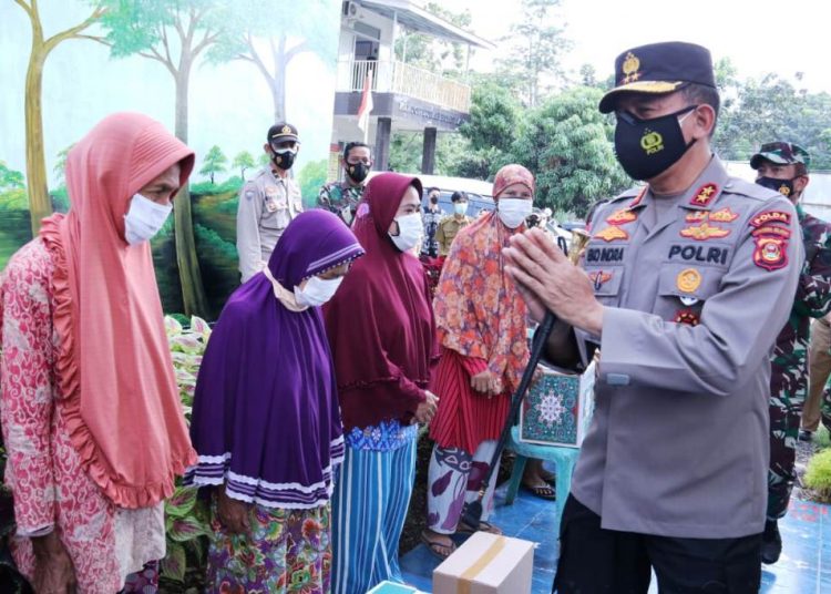 Kapolda Sumsel Irjen Eko Indra Heri bersama Pangdam II Sriwijaya Mayjen Agus Suhardi saat mendatangi Kelurahan Bukit Lama, Kecamatan Ilir Barat I untuk meninjau langsung kesiapan personel di Posko PPKM, Selasa (4/5/2021). (fornews.co/humas polda sumsel)