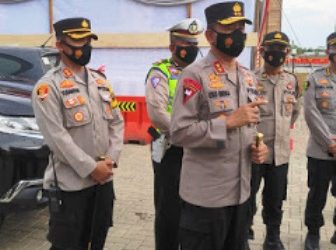 Kapolda Sumsel Irjen Eko Indra Heri saat meninjau pos penyekatan mudik di wilayah Kabupaten Ogan Ilir, Sabtu (8/5/2021). (fornews.co/humas polda sumsel)