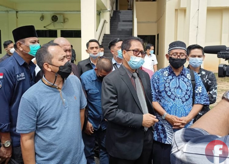 Ketua Korsa Lintas-Advokat Sumsel, Febuar Rahman SH Bersama rekan-rekan advokat menjawab pertanyaa media usai menemui Pimpinan DPRD Sumsel, Rabu (5/5/2021). (fornews.co/sidratul muntaha)