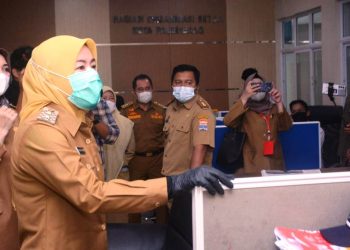 Wakil Wali Kota Palembang Fitrianti Agustinda saat melakukan Sidak ke Bagian Organisasi Setda Kota Palembang, Senin (17/5/2021). (fornews.co/bakohumas palembang)