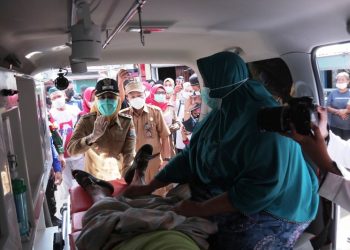 Wakil Wali Kota Palembang Fitrianti Agustinda saat membawa warga yang sakit ke RSUD Palembang BARI, Senin (24/5/2021). (fornews.co/bakohumas palembang)