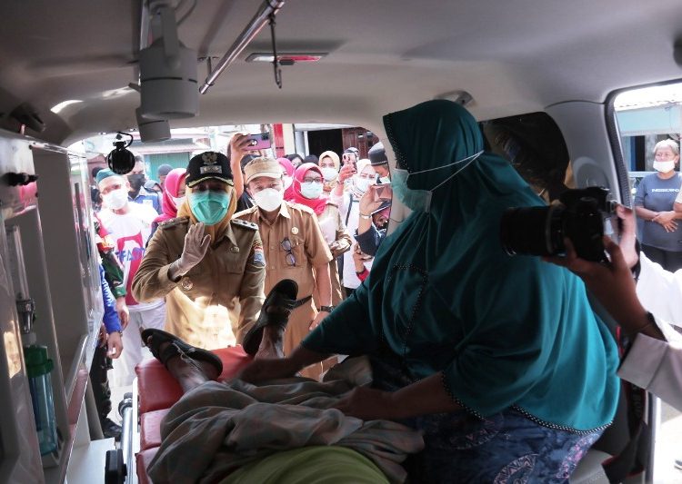 Wakil Wali Kota Palembang Fitrianti Agustinda saat membawa warga yang sakit ke RSUD Palembang BARI, Senin (24/5/2021). (fornews.co/bakohumas palembang)