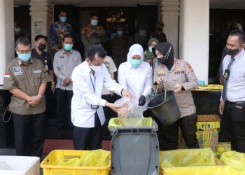 Wakil Wali Kota Palembang Fitrianti Agustinda memimpin pemusnahan bahan pangan mengandung zat berbahaya dari hasil Sidak selama Ramadan 1442H, Kamis (6/5/2021). (fornews.co/bakohumas palembang)