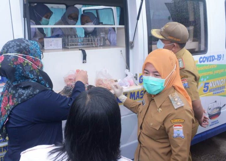 Wakil Wali Kota Palembang Fitrianti Agustinda menunggu hasil pemeriksaan sampel bahan pangan oleh petugas BBPOM Palembang yang diambil dari pedagang di Pasar 3/4 Ulu, Selasa (18/5/2021). (fornews.co/bakohumas palembang)