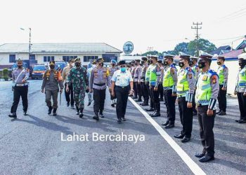 Wakil Bupati Lahat Haryanto bersama Forkopimda meninjau personel gabungan pada Apel Gelar Pasukan Operasi Ketupat 2021 di halaman Mapolres Lahat, Rabu (5/5/2021). (fornews.co/kominfo lahat)