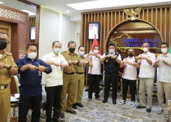 Gubernur Sumsel Herman Deru saat menerima audiensi Pengprov ISSI Sumsel yang melaporkan rencana pembangunan venue BMX Cross, Selasa (25/5/2021). (fornews.co/humas provinsi sumsel)