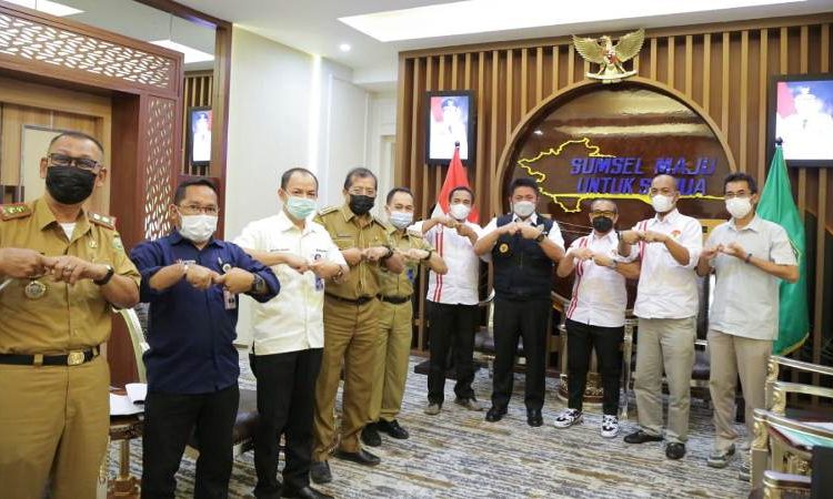 Gubernur Sumsel Herman Deru saat menerima audiensi Pengprov ISSI Sumsel yang melaporkan rencana pembangunan venue BMX Cross, Selasa (25/5/2021). (fornews.co/humas provinsi sumsel)