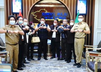 Gubernur Sumsel Herman Deru saat menerima Ketua Pengprov PTMSI Sumsel MA Gantada yang melaporkan rencana pelaksanaan Kejurda Gubernur Cup 2021, Senin (31/5/2021). (fornews.co/humas provinsi sumsel)