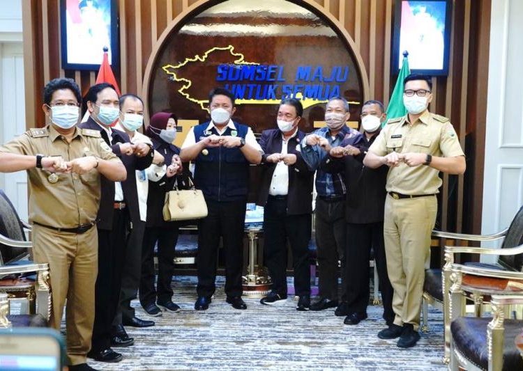 Gubernur Sumsel Herman Deru saat menerima Ketua Pengprov PTMSI Sumsel MA Gantada yang melaporkan rencana pelaksanaan Kejurda Gubernur Cup 2021, Senin (31/5/2021). (fornews.co/humas provinsi sumsel)