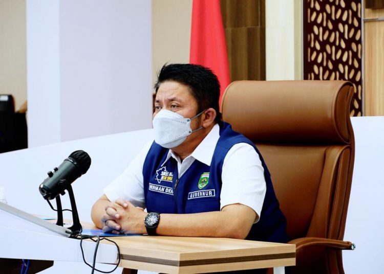 Gubernur Sumsel Herman Deru saat mengikuti Rakor Perluasan Pemanfaatan Aplikasi Belanja Pengadaan secara virtual dari Command Center Kantor Gubernur Sumsel, Jumat (7/5/2021). (fornews.co/humas provinsi sumsel)