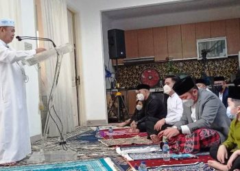 Kepala Kantor Kemenag Sumsel Mukhlisuddin menyampaikan khutbah pada pelaksanaan Salat Idulfitri 1442H di kediaman pribadi Gubernur Sumsel Herman Deru Jalan Taman Kenten Palembang, Kamis (13/5/2021). (fornews.co/humas kemenag sumsel)