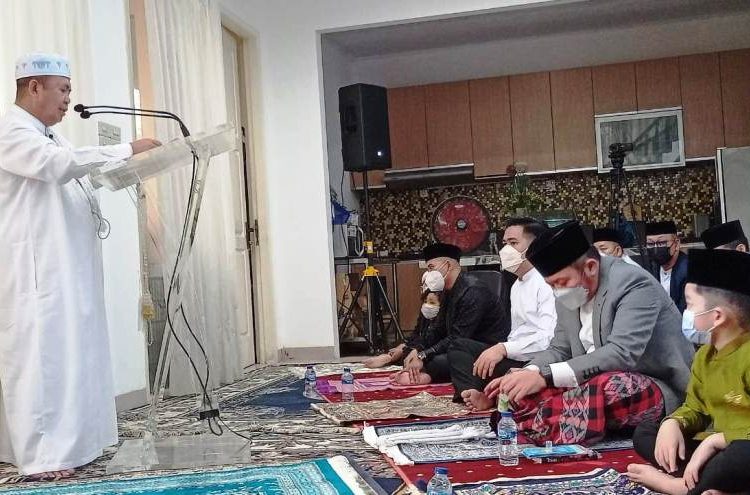 Kepala Kantor Kemenag Sumsel Mukhlisuddin menyampaikan khutbah pada pelaksanaan Salat Idulfitri 1442H di kediaman pribadi Gubernur Sumsel Herman Deru Jalan Taman Kenten Palembang, Kamis (13/5/2021). (fornews.co/humas kemenag sumsel)