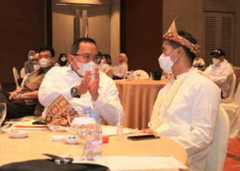 Bupati Muba Dodi Reza Alex yang juga Ketum KADIN Sumsel berbincang dengan Wakil Ketua Umum KADIN Indonesia Anindya Novian Bakrie di Hotel Novotel Palembang, Jumat (21/5/2021). (fornews.co/humas pemkab muba)