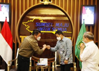 Gubernur Sumsel Herman Deru menyapa Direktur Utama TVRI Iman Brotoseno pada audiensi di ruang tamu Gubernur Provinsi Sumsel, Rabu (14/4/2021). (fornews.co/humas provinsi sumsel)