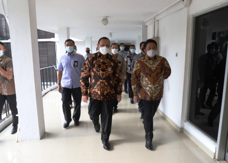 Gubernur Sumsel Herman Deru mendampingi Ketua KPK RI Firli Bahuri saat akan bertemu dengan 17 kepala daerah di Sumsel, Kamis (15/4/2021). (fornews.co/humas provinsi sumsel)