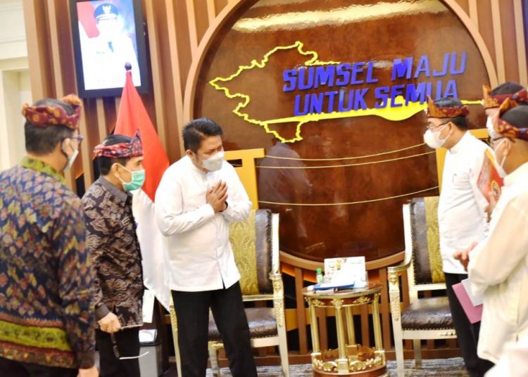 Gubernur Sumsel Herman Deru saat menerima panitia Festival Palembang Darussalam XIX 2021, Jumat (16/4/2021). (fornews.co/humas provinsi sumsel)