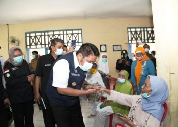 Gubernur Sumsel Herman Deru berbincang dengan seorang Lansia yang tinggal di Panti Sosial Lanjut Usia Harapan Kita, Kamis (22/4/2021). (fornews.co/humas provinsi sumsel)