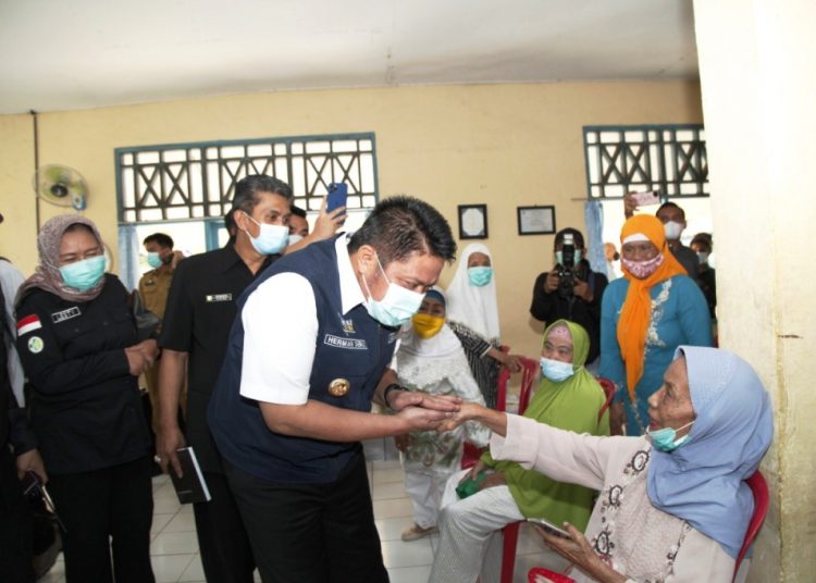 Gubernur Sumsel Herman Deru berbincang dengan seorang Lansia yang tinggal di Panti Sosial Lanjut Usia Harapan Kita, Kamis (22/4/2021). (fornews.co/humas provinsi sumsel)