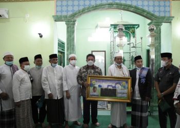Gubernur Sumsel Herman Deru menyerahkan jadwal salat digital saat melaksanakan Safari Jumat di Masjid Al Ikhlas Kecamatan Alang Alang Lebar, Kota Palembang, Jumat (23/4/2021). (fornews.co/humas provinsi sumsel)