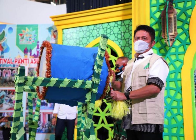 Gubernur Sumsel Herman Deru memukul beduk sebagai tanda pembukaan Festival Panti Asuhan Patani Sumsel di OPI Mall Jakabaring, Minggu (25/4/2021). (fornews.co/humas provinsi sumsel)