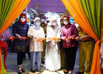 Ketua Dekranasda Sumsel Febrita Lustia memotong pita menandai pembukaan Kriya Sriwijaya Ramadan Sale di gedung Kriya Sriwijaya Palembang, Senin (26/4/2021). (fornews.co/humas provinsi sumsel)