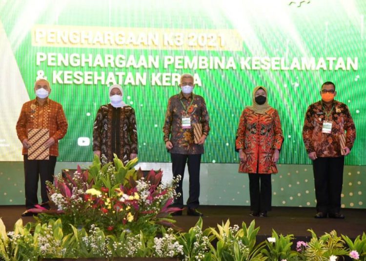 Wakil Gubernur Sumsel Mawardi Yahya usai menerima penghargaan dari Menaker Ida Fauziah kepada Gubernur Sumsel Herman Deru sebagai Kepala Daerah Pembina K3 Terbaik di Indonesia tahun 2021 di Ballroom Hotel Bidakara Jakarta, Rabu (28/4/2021). (fornews.co/humas provinsi sumsel)