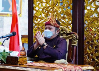Gubernur Sumsel Herman Deru mengikuti rapat paripurna istimewa DPRD Kabupaten PALI dalam rangka peringatan hari jadi ke-8 Kabupaten PALI secara virtual dari Griya Agung Palembang, Sabtu (1/5/2021). (fornews.co/humas provinsi sumsel)