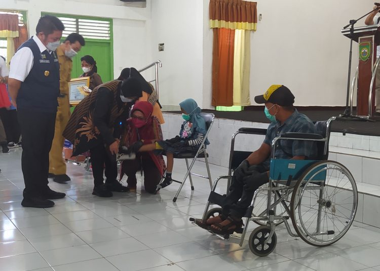 Mensos, Risma Rismaharini saat memberikan bantuan para difabel. Foto: Alwi Alim