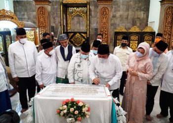 Gubernur Sumsel Herman Deru menandatangani prasasti peresmian gedung baru Masjid Al-Falah di Jalan Rajawali, Kota Palembang, Selasa (4/5/2021). (fornews.co/humas provinsi sumsel)