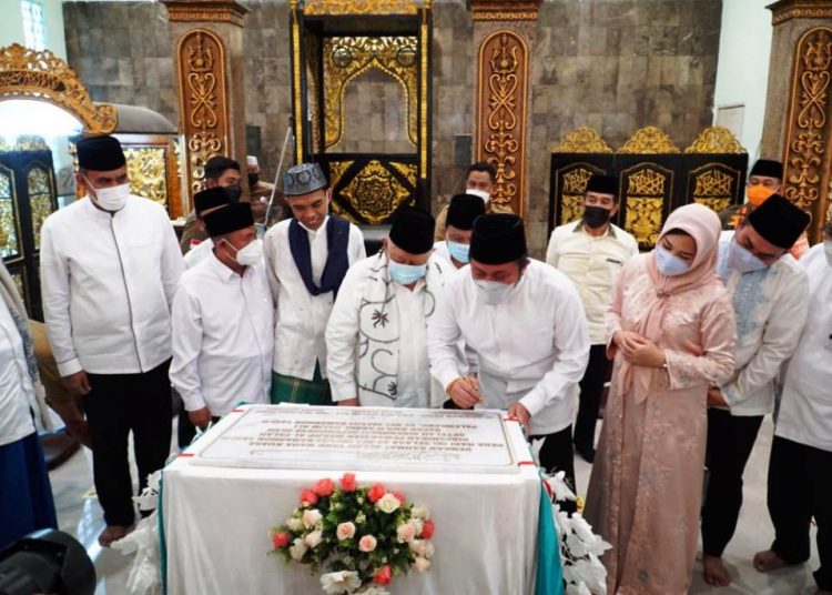 Gubernur Sumsel Herman Deru menandatangani prasasti peresmian gedung baru Masjid Al-Falah di Jalan Rajawali, Kota Palembang, Selasa (4/5/2021). (fornews.co/humas provinsi sumsel)