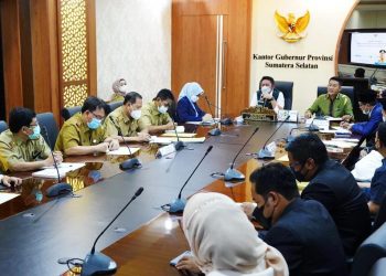 Gubernur Sumsel Herman Deru saat rapat dengan anggota Komisi II DPRD Sumsel dalam rangka koordinasi Petugas Pendamping Peningkatan Ekonomi Pertanian (P2EP) di ruang rapat Gubernur Sumsel, Senin (10/5/2021). (fornews.co/humas provinsi sumsel)
