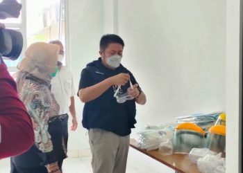 Gubernur Sumsel Herman Deru meninjau sarana dan prasarana di wisma atlet Jakabaring Sport City yang kembali disiapkan untuk menjadi fasilitas isolasi pasien Covid-19, Rabu (12/5/2021). (fornews.co/humas provinsi sumsel)