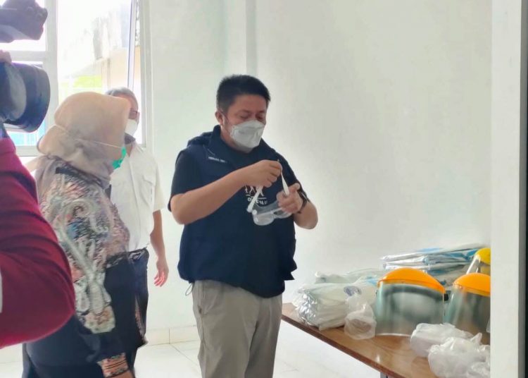 Gubernur Sumsel Herman Deru meninjau sarana dan prasarana di wisma atlet Jakabaring Sport City yang kembali disiapkan untuk menjadi fasilitas isolasi pasien Covid-19, Rabu (12/5/2021). (fornews.co/humas provinsi sumsel)
