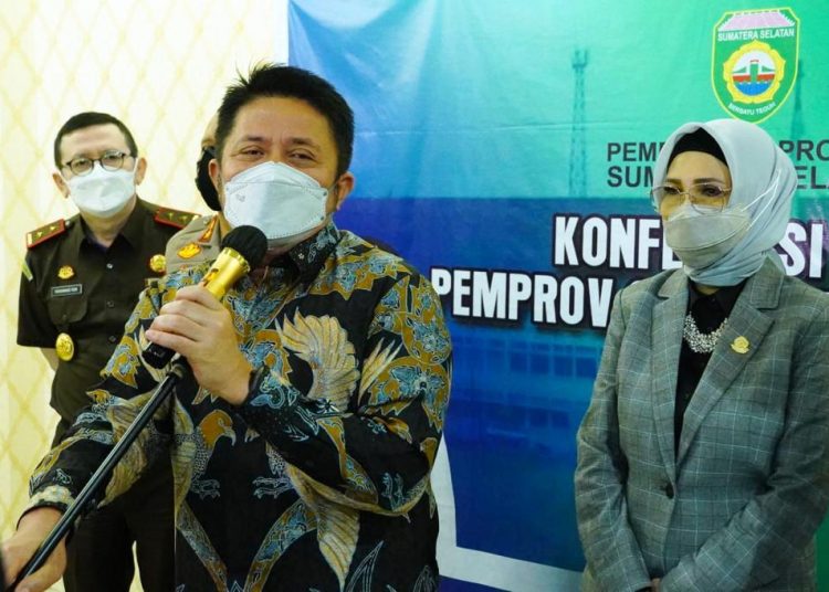 Gubernur Sumsel Herman Deru memberikan keterangan pers usai mengikuti arahan Presiden RI Joko Widodo seputar penanganan Covid-19, Senin (17/8/2021). (fornews.co/humas provinsi sumsel)