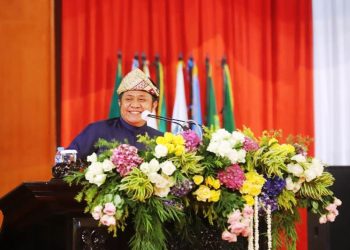 Gubernur Sumsel Herman Deru saat memberikan sambutan pada Rapat Paripurna Istimewa DPRD Sumsel dengan agenda peringatan hari jadi Provinsi Sumsel ke-75 yang digelar di Gedung DPRD Sumsel, Selasa (18/5/2021). (fornews.co/humas provinsi sumsel)